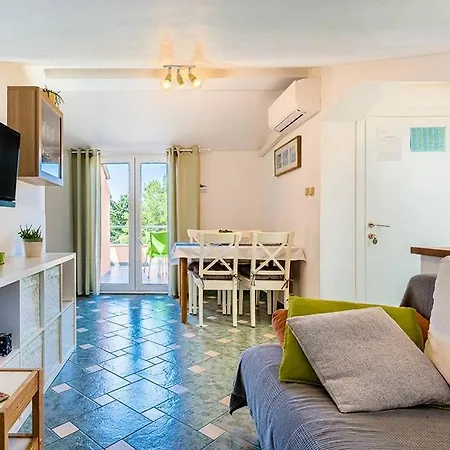 Apartman Apartments By The Sea Cres - 8095